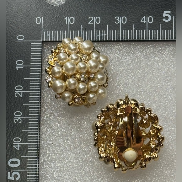 Sparkly Pearl Cluster clip on statement Earrings - Picture 7 of 7